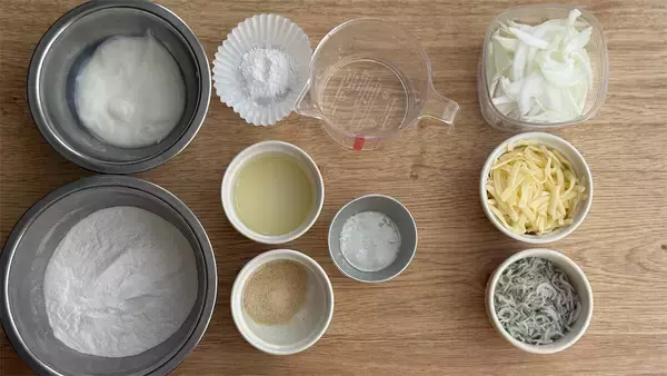 「【発酵いらずのお手軽ピザ】ザクザクもっちり！「新玉ねぎとしらすの米粉ピザ」で旬を満喫♡【元パティシエ直伝】」の画像