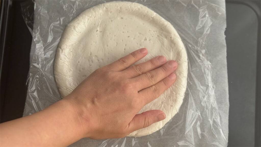 【発酵いらずのお手軽ピザ】ザクザクもっちり！「新玉ねぎとしらすの米粉ピザ」で旬を満喫♡【元パティシエ直伝】