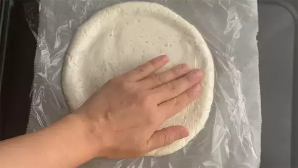 「【発酵いらずのお手軽ピザ】ザクザクもっちり！「新玉ねぎとしらすの米粉ピザ」で旬を満喫♡【元パティシエ直伝】」の画像