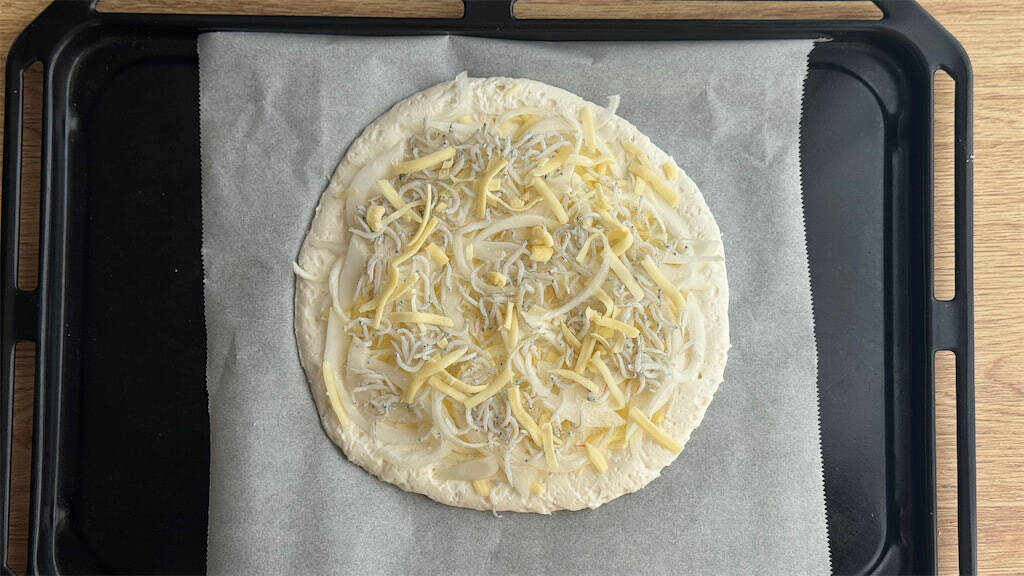 【発酵いらずのお手軽ピザ】ザクザクもっちり！「新玉ねぎとしらすの米粉ピザ」で旬を満喫♡【元パティシエ直伝】