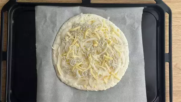 「【発酵いらずのお手軽ピザ】ザクザクもっちり！「新玉ねぎとしらすの米粉ピザ」で旬を満喫♡【元パティシエ直伝】」の画像