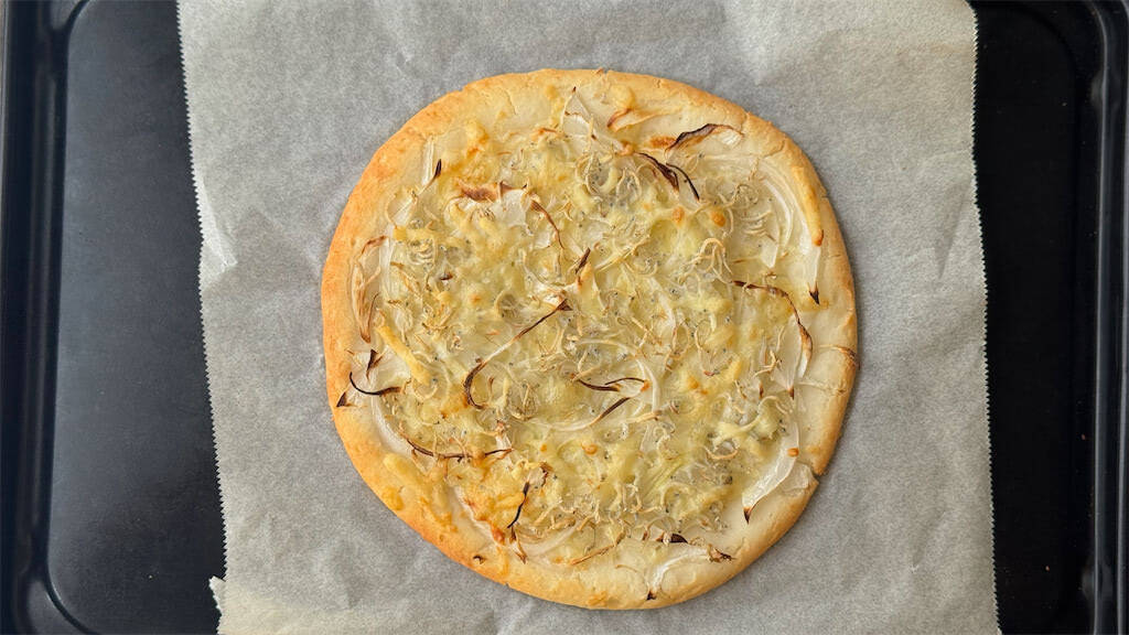 【発酵いらずのお手軽ピザ】ザクザクもっちり！「新玉ねぎとしらすの米粉ピザ」で旬を満喫♡【元パティシエ直伝】
