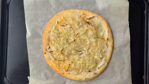 「【発酵いらずのお手軽ピザ】ザクザクもっちり！「新玉ねぎとしらすの米粉ピザ」で旬を満喫♡【元パティシエ直伝】」の画像