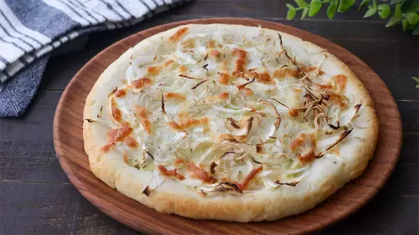 「【発酵いらずのお手軽ピザ】ザクザクもっちり！「新玉ねぎとしらすの米粉ピザ」で旬を満喫♡【元パティシエ直伝】」の画像