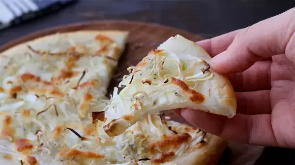 「【発酵いらずのお手軽ピザ】ザクザクもっちり！「新玉ねぎとしらすの米粉ピザ」で旬を満喫♡【元パティシエ直伝】」の画像