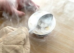 【アイスの裏ワザ】スプーンで焼き付けろ！超絶簡単「スーパーカップブリュレ」に挑戦♪表面パリッパリ♪