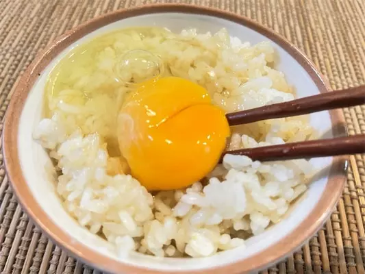 うずらの卵でtkgを試してみた ふつうの卵より 濃厚な味わい という噂は本当か 22年5月8日 エキサイトニュース