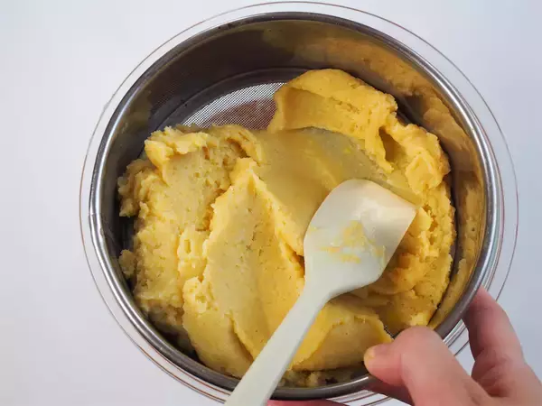 「【ザクザク伸びるスイートポテト!?】常識を覆す「スコップスイートポテト」作ってみた！そぼろバターで劇的進化」の画像