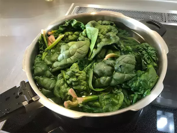 「【農家直伝】冬季限定！トロ甘っ♡「ちぢみほうれん草シチュー」作ってみた！2束投入で緑味オニ濃いわ♪」の画像