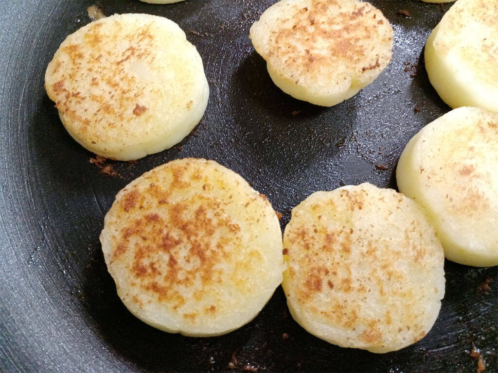 新時代のスナック菓子爆誕!?「もちもちポテト」はマッシュしてマヨで焼く！ハッシュドポテト風♪【農家直伝】