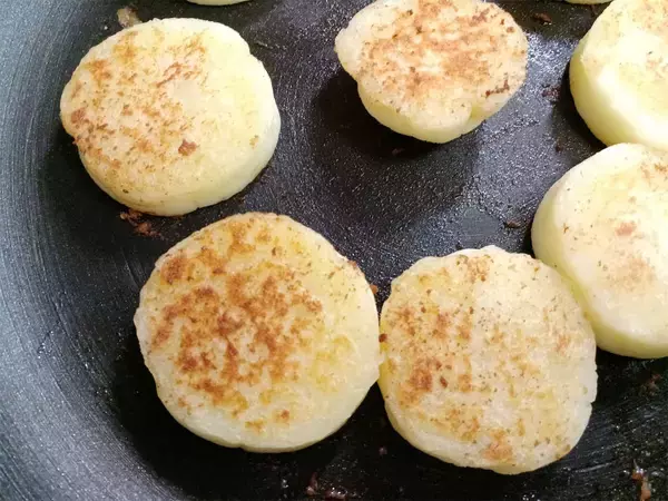 「新時代のスナック菓子爆誕!?「もちもちポテト」はマッシュしてマヨで焼く！ハッシュドポテト風♪【農家直伝】」の画像