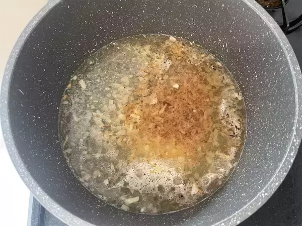 「リュウジ『レタスをしゃぶしゃぶして一番旨い鍋つゆです』 もう鍋の素いらずな「塩バターレタス鍋」に挑戦！」の画像