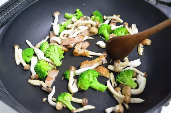 「【パイ生地不要!?】なんと油揚げでサクじゅわ絶品「豆乳キッシュ」作ってみた！クリスマスにもピッタリ♡」の画像