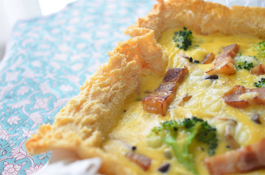 【パイ生地不要!?】なんと油揚げでサクじゅわ絶品「豆乳キッシュ」作ってみた！クリスマスにもピッタリ♡