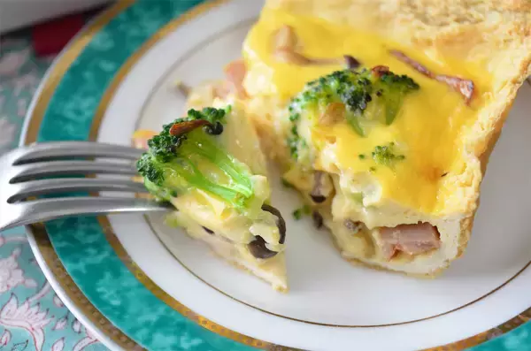 「【パイ生地不要!?】なんと油揚げでサクじゅわ絶品「豆乳キッシュ」作ってみた！クリスマスにもピッタリ♡」の画像