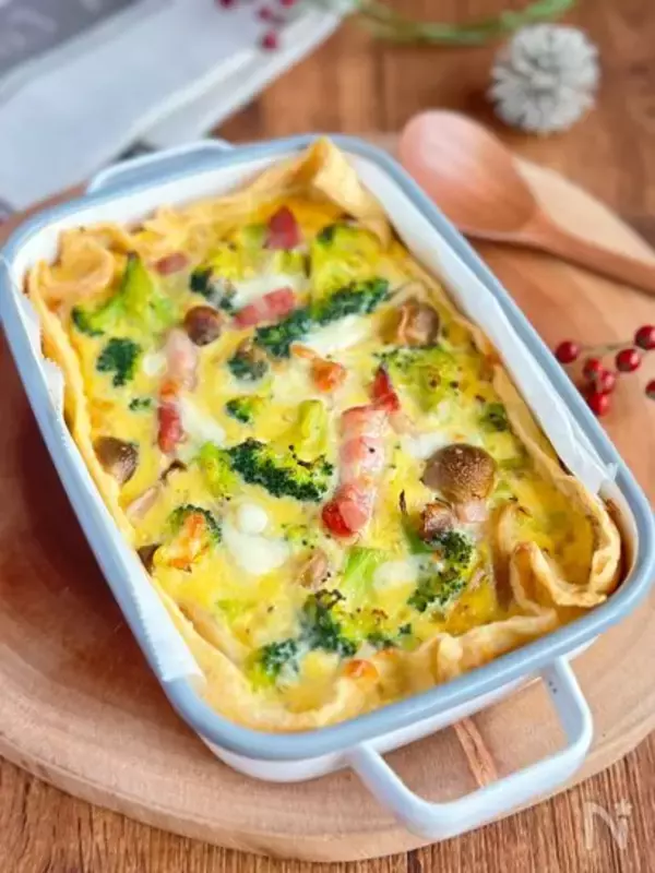 「【パイ生地不要!?】なんと油揚げでサクじゅわ絶品「豆乳キッシュ」作ってみた！クリスマスにもピッタリ♡」の画像