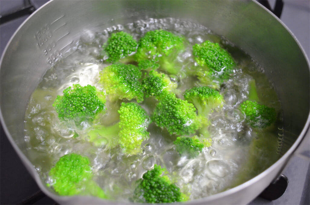 【パイ生地不要!?】なんと油揚げでサクじゅわ絶品「豆乳キッシュ」作ってみた！クリスマスにもピッタリ♡