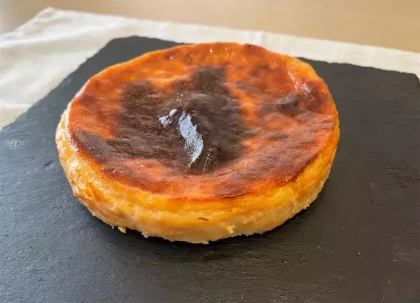 「【砂糖なしでも芳醇な甘さ】甘酒＆メープルで「バスクチーズケーキ」作ってみた！濃厚なのに後味軽〜いの♡」の画像