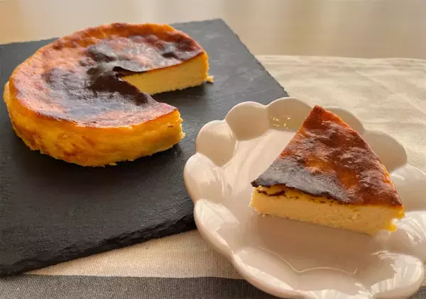 「【砂糖なしでも芳醇な甘さ】甘酒＆メープルで「バスクチーズケーキ」作ってみた！濃厚なのに後味軽〜いの♡」の画像