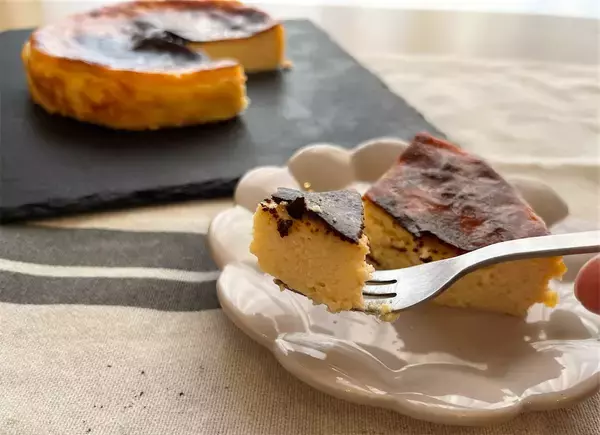 「【砂糖なしでも芳醇な甘さ】甘酒＆メープルで「バスクチーズケーキ」作ってみた！濃厚なのに後味軽〜いの♡」の画像