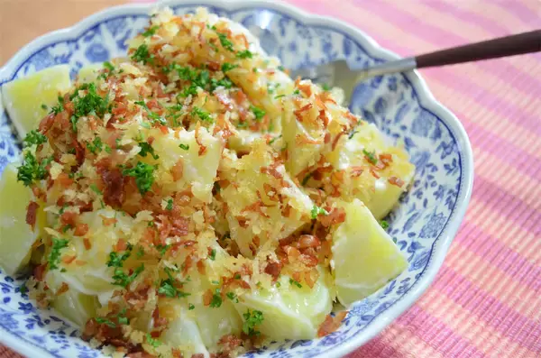 「【シン・ポテサラ】潰さずマヨを和えるだけ♪「新じゃがカリッとベーコン盛り」に挑戦！サクホク食感♡【農家直伝】」の画像