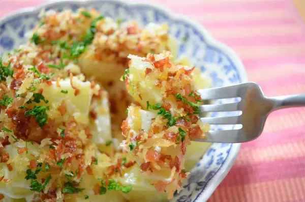 「【シン・ポテサラ】潰さずマヨを和えるだけ♪「新じゃがカリッとベーコン盛り」に挑戦！サクホク食感♡【農家直伝】」の画像