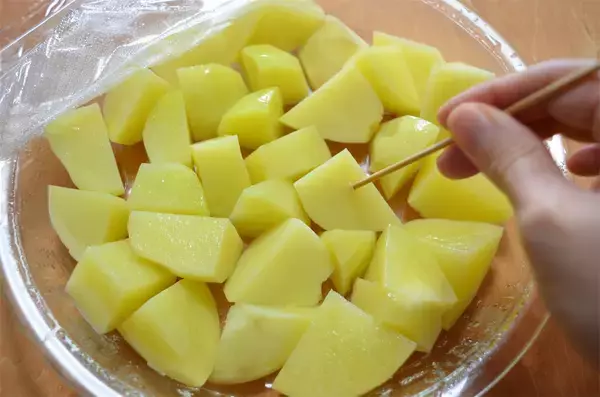 「【シン・ポテサラ】潰さずマヨを和えるだけ♪「新じゃがカリッとベーコン盛り」に挑戦！サクホク食感♡【農家直伝】」の画像