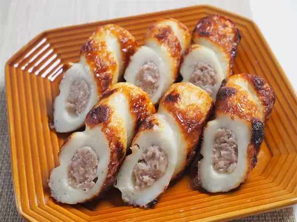 「ピーマン…じゃなくて「ちくわの肉詰め」作ってみた！焼いたちくわの香ばしさと甘み、肉種もジューシー♡」の画像