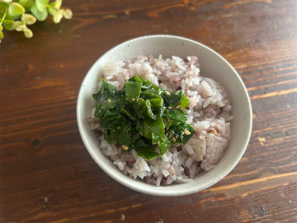 【ダイソーの神調味料「ごまあえの素」】和えるだけで野菜のヘルシー副菜爆誕！え、炒め物やサラダの隠し味にも!?