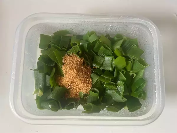 「【ダイソーの神調味料「ごまあえの素」】和えるだけで野菜のヘルシー副菜爆誕！え、炒め物やサラダの隠し味にも!?」の画像