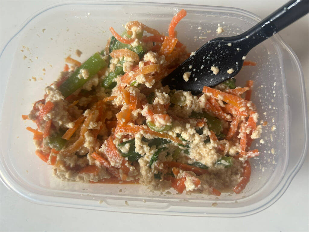 【ダイソーの神調味料「ごまあえの素」】和えるだけで野菜のヘルシー副菜爆誕！え、炒め物やサラダの隠し味にも!?