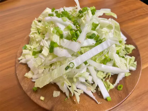 「【白菜はぜひ生で！】1/4カットが一瞬で消える「居酒屋風サラダ」作ってみた！にんにく＆味噌のやみつきパンチ!!」の画像