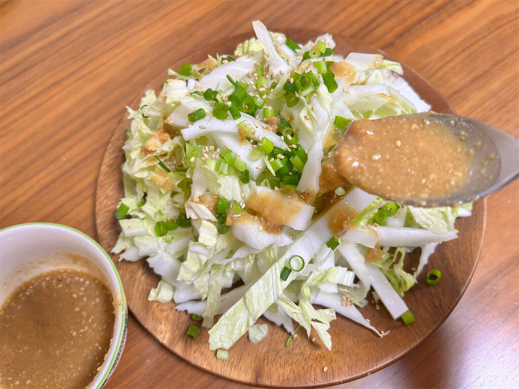 【白菜はぜひ生で！】1/4カットが一瞬で消える「居酒屋風サラダ」作ってみた！にんにく＆味噌のやみつきパンチ!!