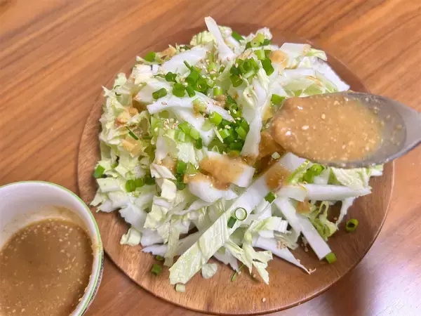 「【白菜はぜひ生で！】1/4カットが一瞬で消える「居酒屋風サラダ」作ってみた！にんにく＆味噌のやみつきパンチ!!」の画像
