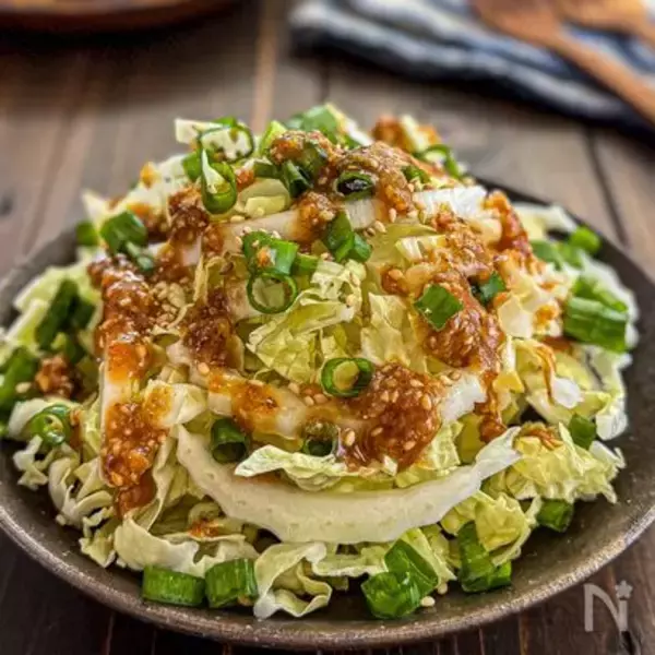 「【白菜はぜひ生で！】1/4カットが一瞬で消える「居酒屋風サラダ」作ってみた！にんにく＆味噌のやみつきパンチ!!」の画像
