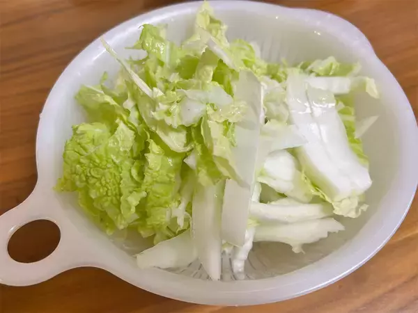 「【白菜はぜひ生で！】1/4カットが一瞬で消える「居酒屋風サラダ」作ってみた！にんにく＆味噌のやみつきパンチ!!」の画像