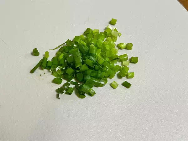 「【白菜はぜひ生で！】1/4カットが一瞬で消える「居酒屋風サラダ」作ってみた！にんにく＆味噌のやみつきパンチ!!」の画像