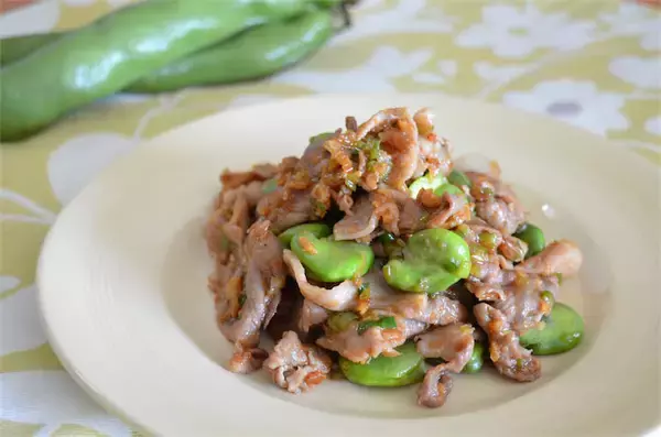 【ラー油で炒めると甘くなる!?】素材の味が引き立つ「そら豆と豚肉のラー油炒め」作ってみた！桜エビがいい仕事