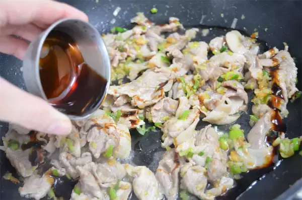 「【ラー油で炒めると甘くなる!?】素材の味が引き立つ「そら豆と豚肉のラー油炒め」作ってみた！桜エビがいい仕事」の画像