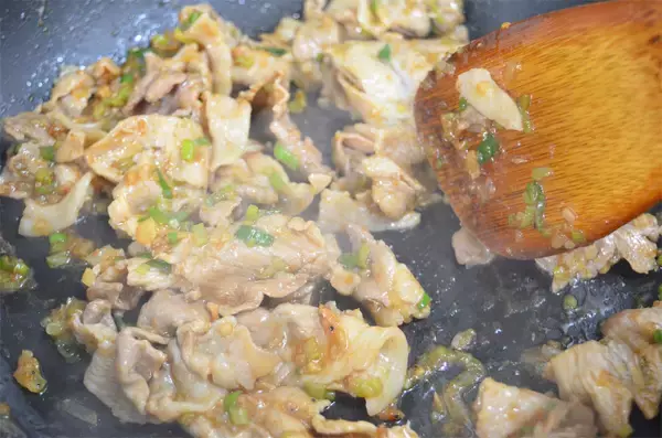 「【ラー油で炒めると甘くなる!?】素材の味が引き立つ「そら豆と豚肉のラー油炒め」作ってみた！桜エビがいい仕事」の画像