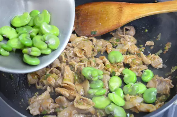 「【ラー油で炒めると甘くなる!?】素材の味が引き立つ「そら豆と豚肉のラー油炒め」作ってみた！桜エビがいい仕事」の画像