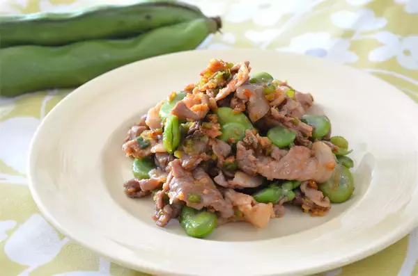 「【ラー油で炒めると甘くなる!?】素材の味が引き立つ「そら豆と豚肉のラー油炒め」作ってみた！桜エビがいい仕事」の画像