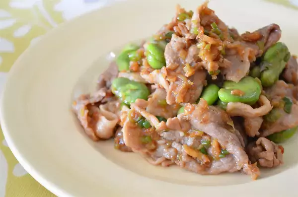 「【ラー油で炒めると甘くなる!?】素材の味が引き立つ「そら豆と豚肉のラー油炒め」作ってみた！桜エビがいい仕事」の画像