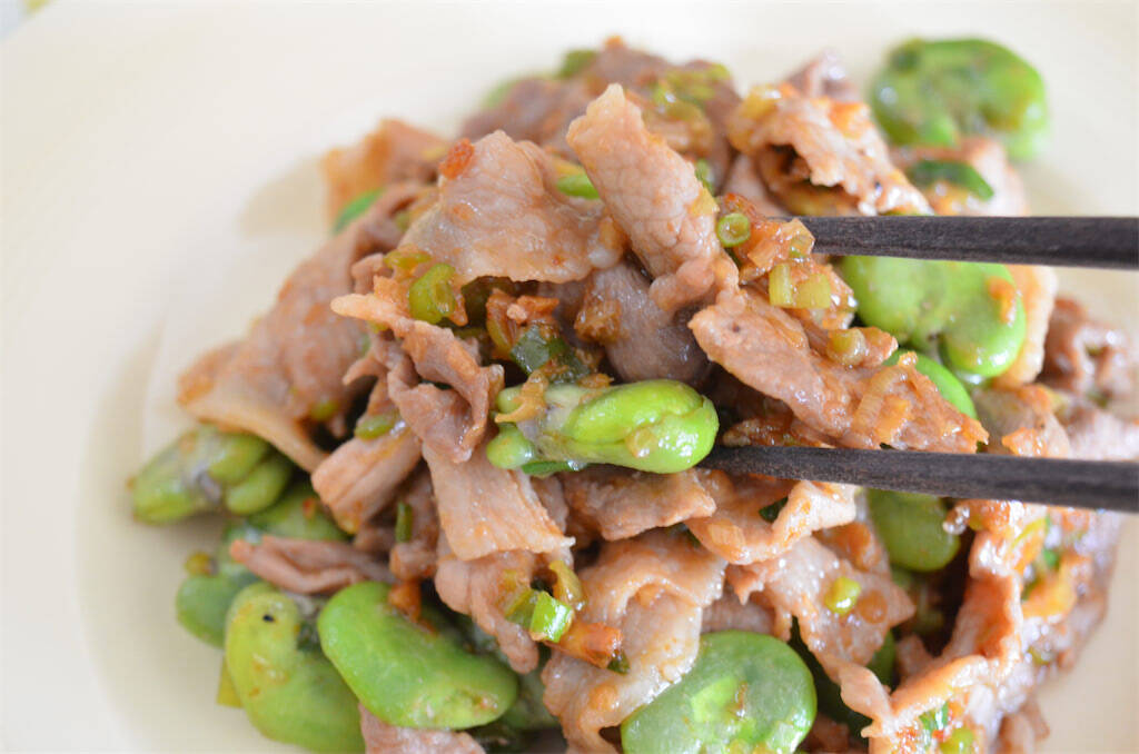 【ラー油で炒めると甘くなる!?】素材の味が引き立つ「そら豆と豚肉のラー油炒め」作ってみた！桜エビがいい仕事