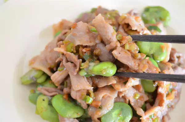 「【ラー油で炒めると甘くなる!?】素材の味が引き立つ「そら豆と豚肉のラー油炒め」作ってみた！桜エビがいい仕事」の画像