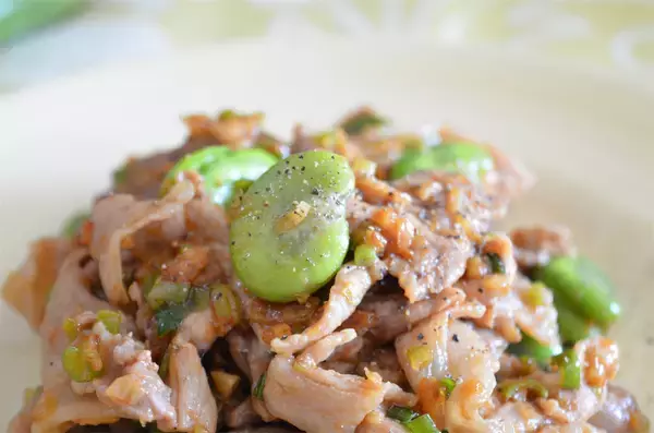 「【ラー油で炒めると甘くなる!?】素材の味が引き立つ「そら豆と豚肉のラー油炒め」作ってみた！桜エビがいい仕事」の画像