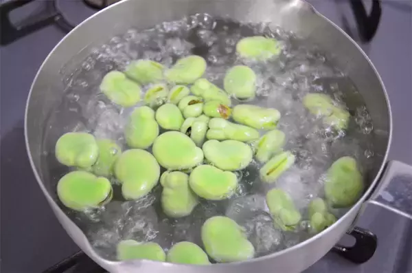 「【ラー油で炒めると甘くなる!?】素材の味が引き立つ「そら豆と豚肉のラー油炒め」作ってみた！桜エビがいい仕事」の画像