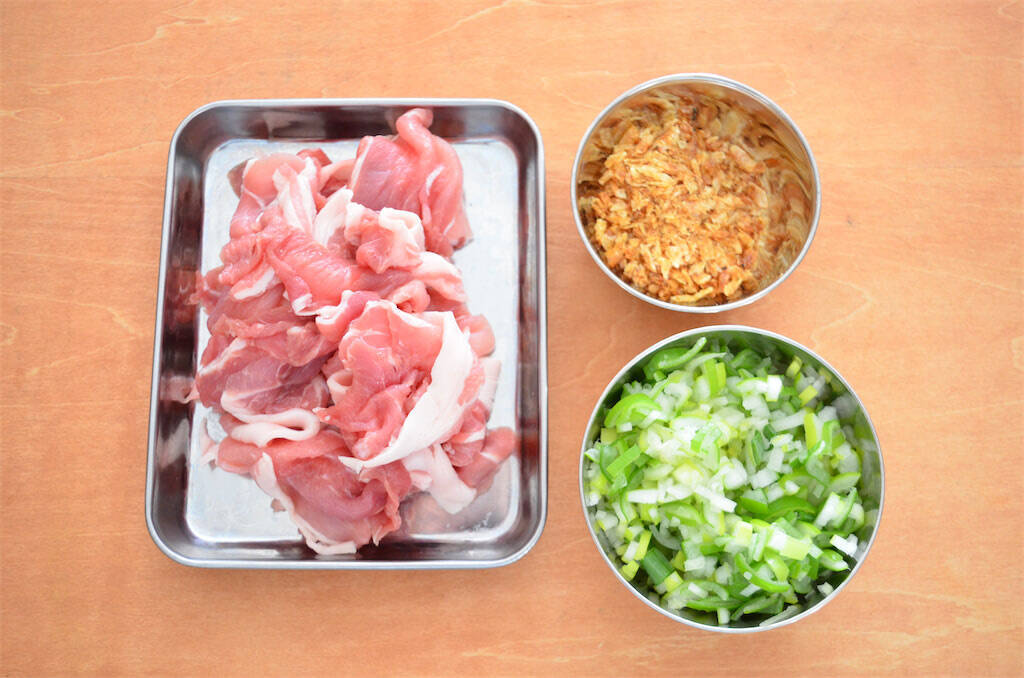 【ラー油で炒めると甘くなる!?】素材の味が引き立つ「そら豆と豚肉のラー油炒め」作ってみた！桜エビがいい仕事