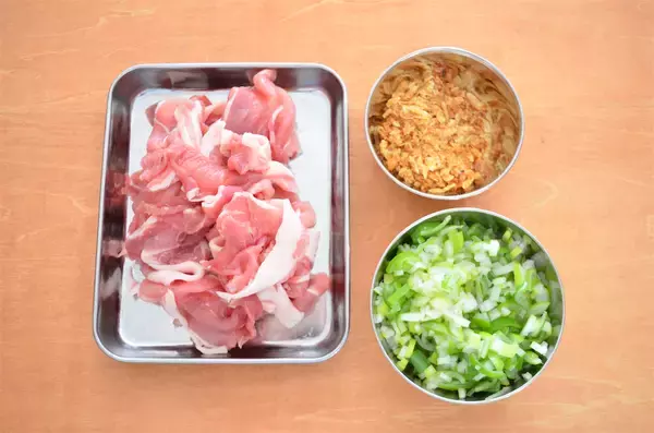 「【ラー油で炒めると甘くなる!?】素材の味が引き立つ「そら豆と豚肉のラー油炒め」作ってみた！桜エビがいい仕事」の画像