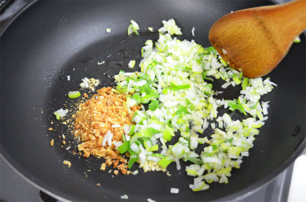 【ラー油で炒めると甘くなる!?】素材の味が引き立つ「そら豆と豚肉のラー油炒め」作ってみた！桜エビがいい仕事